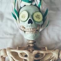 Chùm ảnh hài hước về bộ xương có cuộc sống giống các cô gái trẻ ngày nay