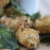 Ức gà tẩm bột chiên giòn cùng húng quế