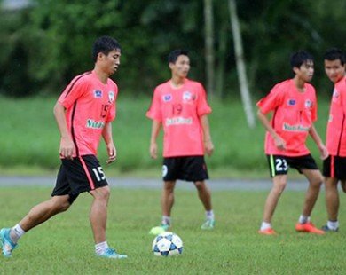 Cựu trung vệ U19 Việt Nam mủi lòng khi nhìn đồng đội đá V-League