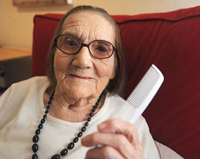 Chuyện lạ: Cụ bà 104 tuổi có mái tóc của thiếu nữ 20