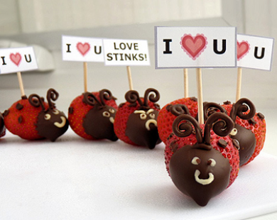 Làm chú bọ dừa đáng yêu từ socola và dâu tây cho lễ Valentine