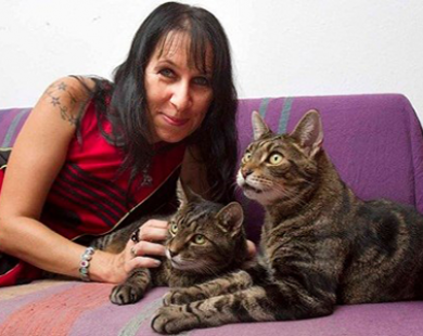 Người phụ nữ cưới 2 chú mèo trong hơn 10 năm liền