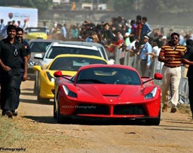Ferrari LaFerrari đầu tiên đến Ấn Độ được đón như “sao Hollywood”
