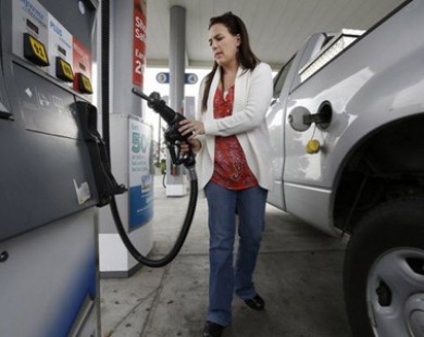 Giá xăng dầu tại Mỹ đang ở mức rẻ nhất trong 6 năm qua