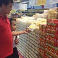 Hàng hóa dồi dào chờ tết