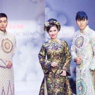 Diễn viên Việt Trinh làm vedette diễn áo dài