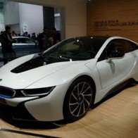 Hãng BMW cảnh báo giá xăng hạ khiến xe điện khó tiêu thụ hơn
