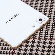 Oppo R5 màu vàng thách thức iPhone 6 dịp Valentine