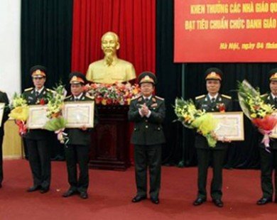 Bộ Quốc phòng khen thưởng các nhà giáo quân đội được phong GS, PGS
