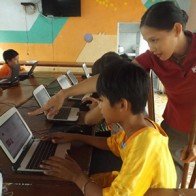 Cô gái liệt chân dạy vi tính cho trẻ mồ côi