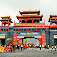 Ra Giêng du xuân đất Mẫu hưởng lộc cả năm