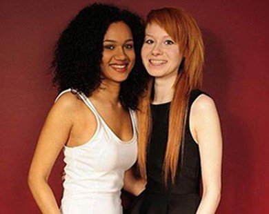 Kỳ lạ cặp chị em sinh đôi một đen một trắng ở Anh