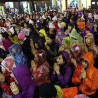 Biển người đội mưa dự lễ cầu an ở tổ đình Phúc Khánh