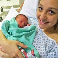 Cuộc vượt cạn dũng cảm của bà mẹ bị ung thư ruột