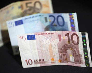 Vì sao Euro rớt giá mạnh so với USD?
