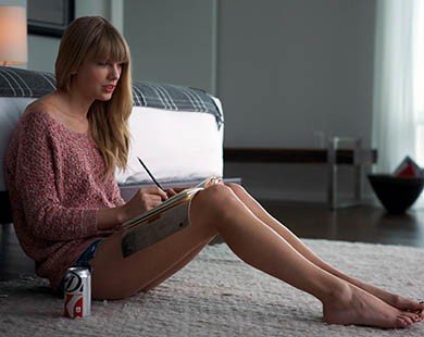 Taylor Swift mua bảo hiểm 850 tỉ đồng cho đôi chân