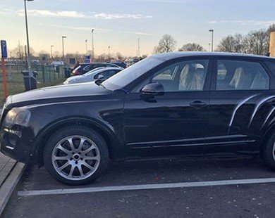 SUV siêu sang Bentley Bentayga “trần trụi” tại bãi đỗ xe