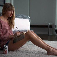 Taylor Swift mua bảo hiểm 850 tỉ đồng cho đôi chân