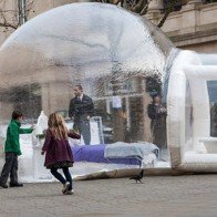 Khách sạn trong suốt nằm giữa phố