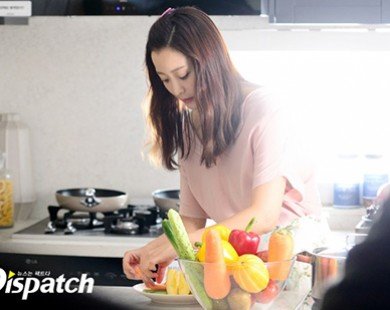 Kim Hee Sun tất bật làm bếp vẫn đẹp ngọt ngào