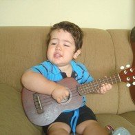 Phát cuồng vì ông bố trẻ đàn guitar ru con ngủ cực hay và dễ thương 