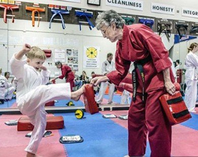 Bà cụ 80 tuổi giành đai đen Karate