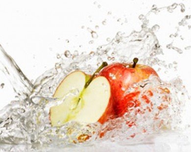 Ngâm rau quả bằng nước muối để khử hóa chất đúng hay sai?