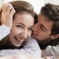 Thủng màng nhĩ khi hôn quá lâu?