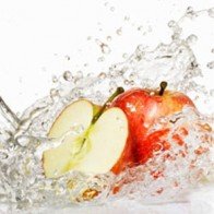 Ngâm rau quả bằng nước muối để khử hóa chất đúng hay sai?