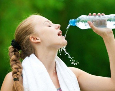 8 sai lầm bạn hay mắc khi uống nước