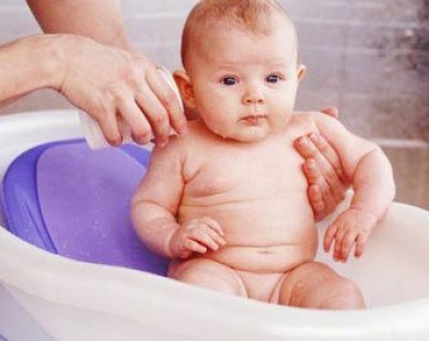 Lưu ý khi tắm cho trẻ sơ sinh