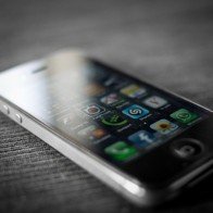 Vì sao iPhone 4S chính hãng giá cao vẫn còn bán tại VN?