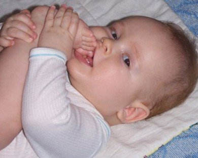 Mách mẹ bí kíp giúp trẻ giảm đau khi mọc răng
