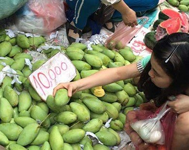 Hoa quả 5.000 đồng/kg đổ đống khắp vỉa hè Hà Nội