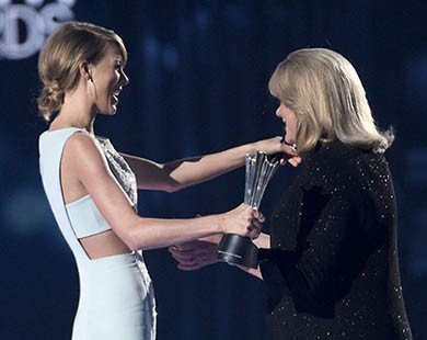 Taylor Swift xúc động nhận giải từ mẹ đẻ