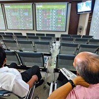 Dòng tiền “nghỉ lễ”, 2 sàn đồng loạt giảm điểm