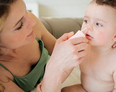 6 sai lầm trầm trọng của mẹ khi trị sổ mũi cho bé