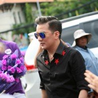 Hàng loạt khu chợ Sài Gòn “kẹt cứng” vì Đàm Vĩnh Hưng