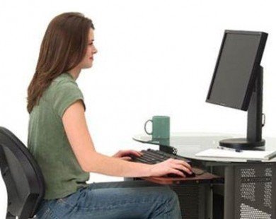 Phụ nữ làm việc với email thường xuyên dễ bị huyết áp cao
