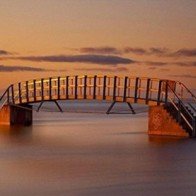 Kỳ lạ cây cầu có lối đi thẳng xuống dòng sông