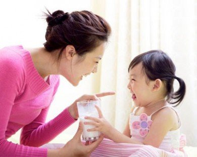 Vì sao nên thêm sữa tươi vào thực đơn của bé trên 1 tuổi?