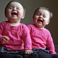 Có hay không sinh đôi cùng mẹ nhưng khác bố?