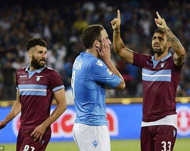 Higuain đá hỏng penalty, Napoli vỡ mộng dự Champions League