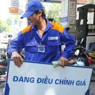 'Nín thở' chờ giá xăng dầu trong nước giảm theo thế giới