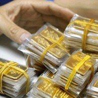 Giá vàng vẫn giảm chậm, chênh lệch với giá thế giới lên 3,7 triệu đồng/lượng