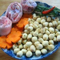 Cách làm món chân giò hầm hạt sen ngon miệng, lợi sữa