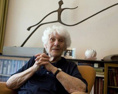 Đức: Cụ bà già nhất thế giới nhận bằng tiến sĩ