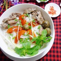 Bún sườn nấu sấu cho bữa sáng