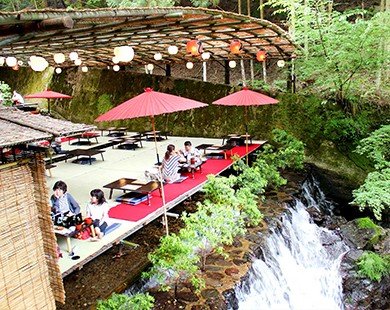 Nhà hàng độc đáo trên thác nước ở Nhật Bản
