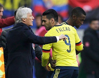 Falcao tịt ngòi: Mourinho đang đùa với “lửa”